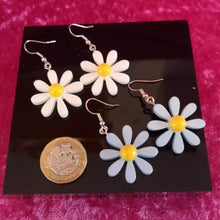 Load image into Gallery viewer, Summer Daisy Earrings
